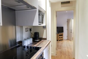 Fridge, microwave, oven, stovetop - City Centre Apartment • Sleeps 5 • Free Parking • Fast WiFi (Sheffield)