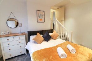 3 bedrooms, iron/ironing board, travel cot, free WiFi - City Centre Apartment • Sleeps 5 • Free Parking • Fast WiFi (Sheffield)