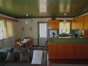 Smart TV - Hilltop Hideaway Minutes from Nidri – Slow Living Above the Sea (Paleokatouna)
