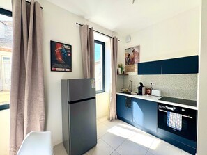 Fridge, oven, coffee/tea maker, toaster