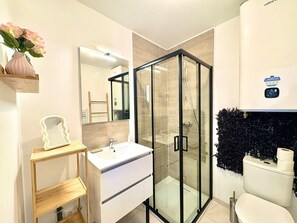 Shower, towels