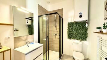 Douche, serviettes fournies