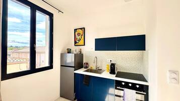 Fridge, oven, coffee/tea maker, toaster