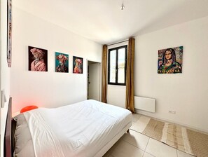 1 bedroom, desk, internet, bed sheets