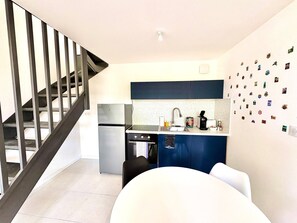 Fridge, oven, coffee/tea maker, toaster