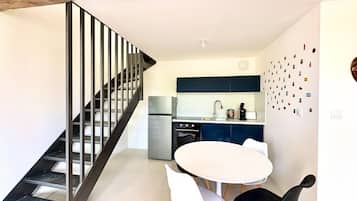 Fridge, oven, coffee/tea maker, toaster