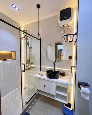 Deluxe Apartment, Balcony, City View | Bathroom | Free toiletries, hair dryer, towels, soap - Winnie Host and Homes (Abuja)