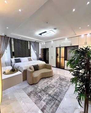 Deluxe Apartment, Balcony, City View | Bathroom | Free toiletries, hair dryer, towels, soap