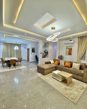 Departamento Deluxe, balcón, vista a la ciudad | Área de sala de estar