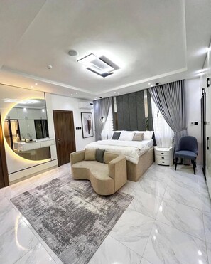 Departamento Deluxe, balcón, vista a la ciudad | 1 habitación, caja de seguridad en la habitación y escritorio 