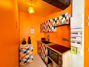 Fridge, microwave, oven, coffee/tea maker