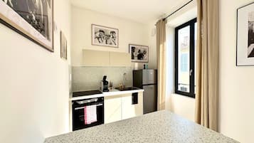 Fridge, oven, coffee/tea maker