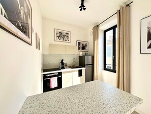 Fridge, oven, coffee/tea maker