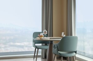 Room, 1 King Bed, City View | Down comforters, minibar, in-room safe, blackout drapes - Courtyard By Marriott Guangzhou Pazhou (Guangzhou)