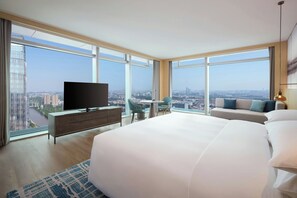 Room, 1 King Bed, City View | Down comforters, minibar, in-room safe, blackout drapes - Courtyard By Marriott Guangzhou Pazhou (Guangzhou)