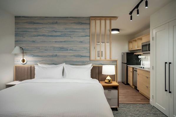 Studio Suite, 1 King Bed with Sofa bed | Rollaway beds, free WiFi, bed sheets