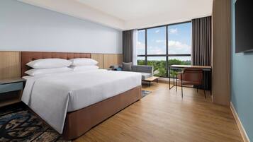 Kamar Deluks, 1 Tempat Tidur King, pemandangan kota | Seprai premium, minibar, brankas, dan meja kerja