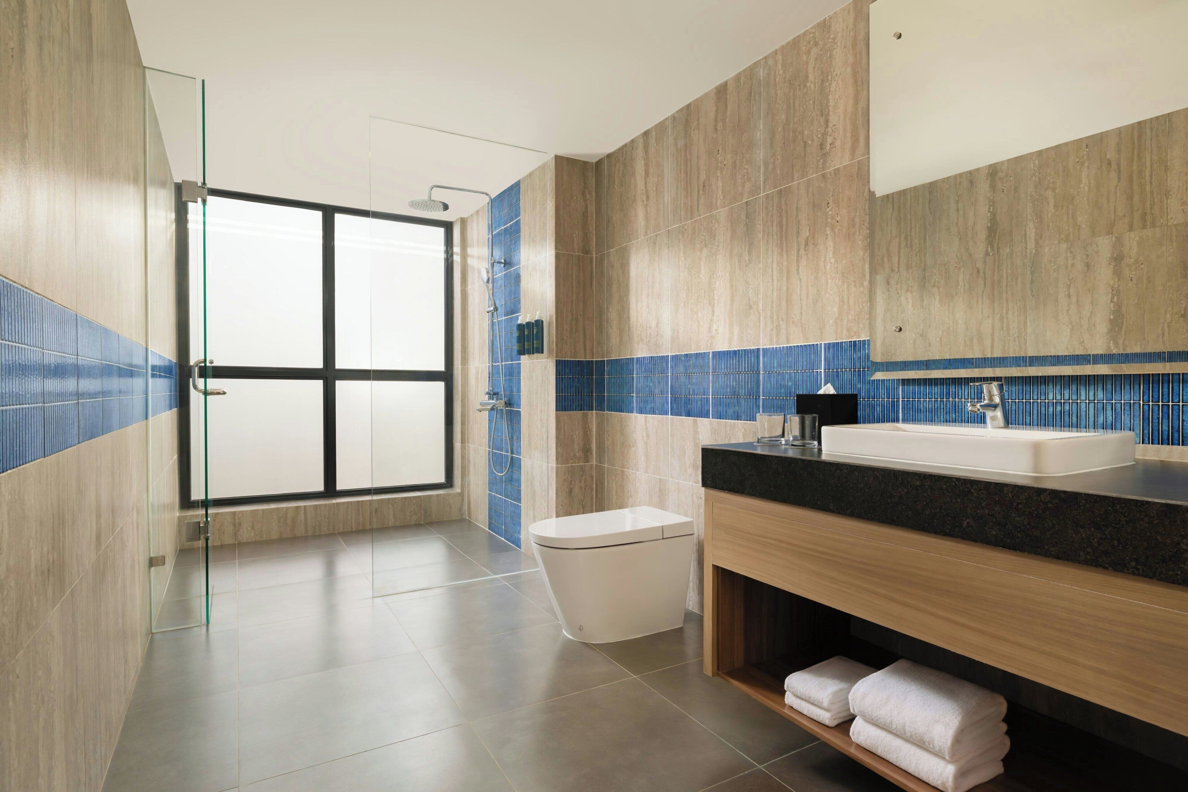 Suite, 1 Tempat Tidur King, pemandangan kota | Kamar mandi | Pengering rambut, sandal, kloset, dan handuk