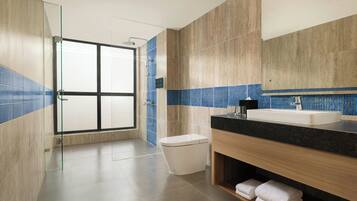 Suite, 1 Tempat Tidur King, pemandangan kota | Kamar mandi | Pengering rambut, sandal, kloset, dan handuk