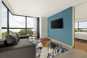 Suite, 1 trÚs grand lit, vue ville | Salle de séjour