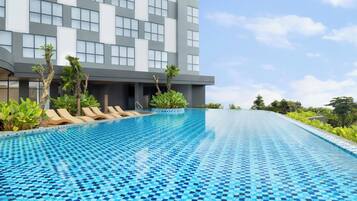 2 piscines extérieures