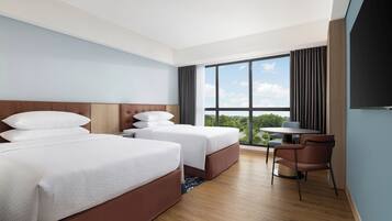 Kamar Deluks, 2 Tempat Tidur Double, pemandangan kota | Seprai premium, minibar, brankas, dan meja kerja