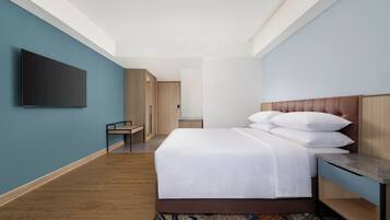 Kamar Deluks, 1 Tempat Tidur King, pemandangan kota | Seprai premium, minibar, brankas, dan meja kerja