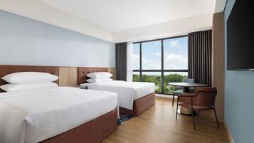 Deluxe Room, 2 Katil Kelamin (Double), City View | Peralatan tempat tidur premium, bar mini, peti besi dalam bilik, meja