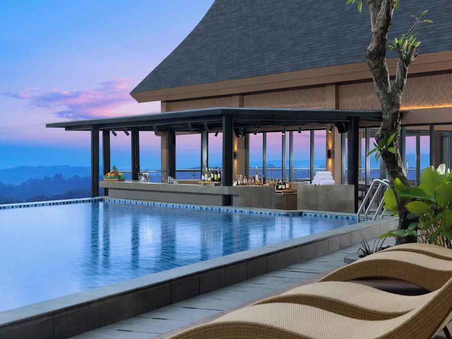 2 bars/lounges, swim-up bar, poolside bar