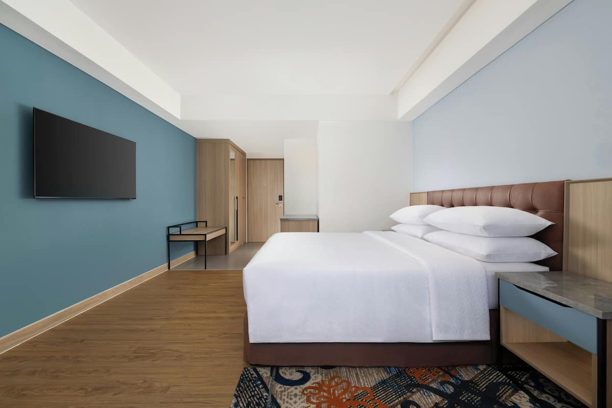 Habitación Deluxe, 1 cama de matrimonio grande, vistas a la ciudad | Ropa de cama de alta calidad, minibar, caja fuerte y escritorio