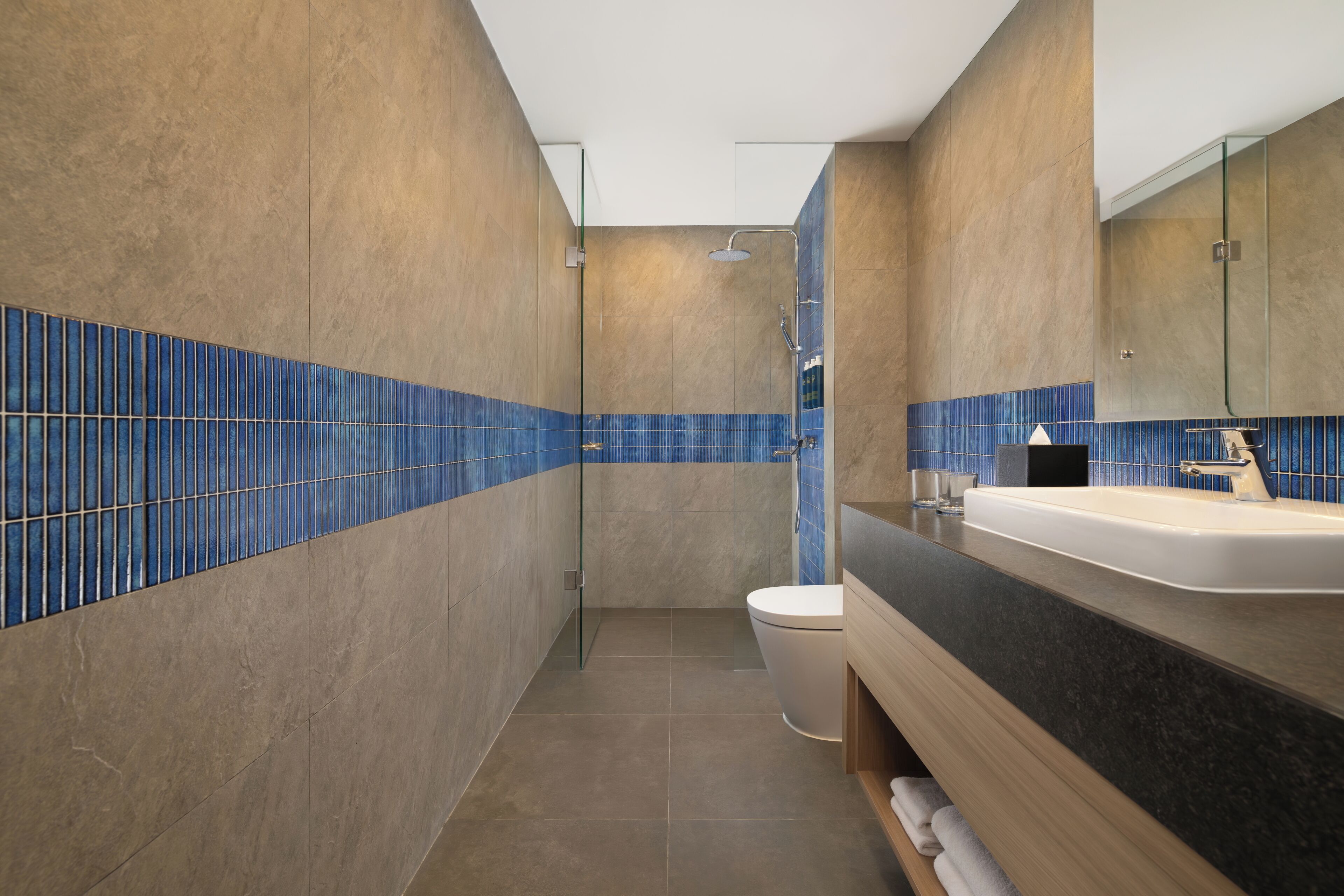 Ein modernes Badezimmer mit Dusche, Toilette und Waschbecken.