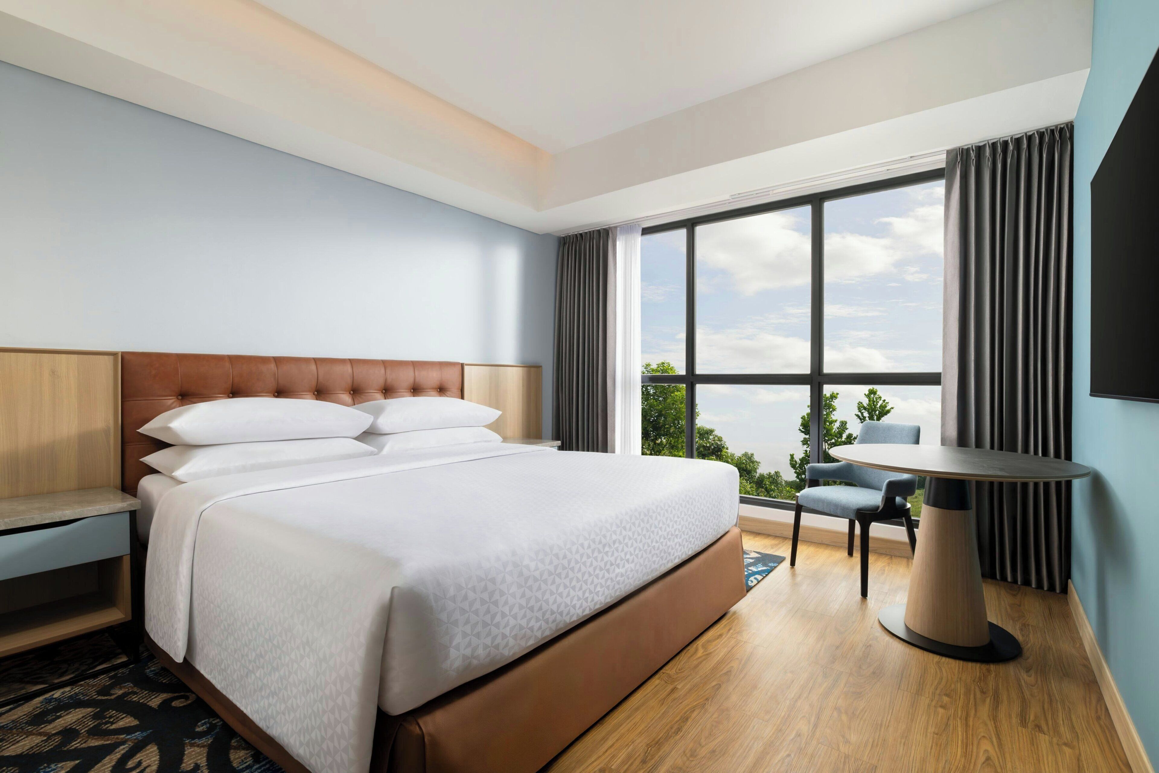 Family Suite, 1 King Bed | Premium bedding, minibar, in-room safe, desk