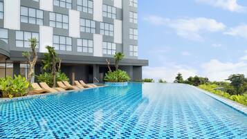 2 kolam renang terbuka, payung kolam, kerusi lepak pantai