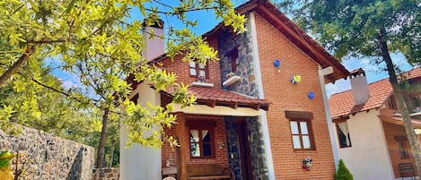 2 bedrooms, hypo-allergenic bedding, down duvets, laptop workspace