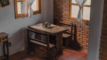 Cabaña familiar | Área de sala de estar | Smart TV de 30 pulgadas con canales digitales y chimenea