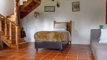 Cabaña estándar, patio, vista a la montaña | 2 habitaciones, ropa de cama hipoalergénica y edredón