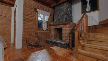 2 bedrooms, hypo-allergenic bedding, down duvets, laptop workspace