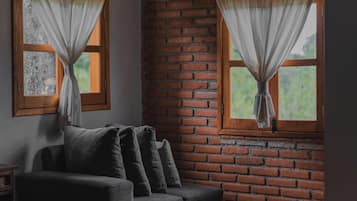 Standard-Ferienhütte, Terrasse, Bergblick | Wohnbereich | 30-Zoll-Smart-TV mit Digitalempfang, Kamin