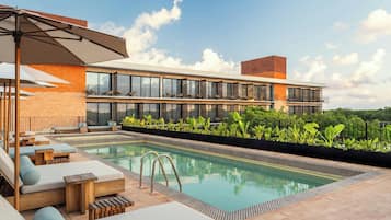 Outdoor pool, open 8:00 AM to 9:00 PM, pool loungers