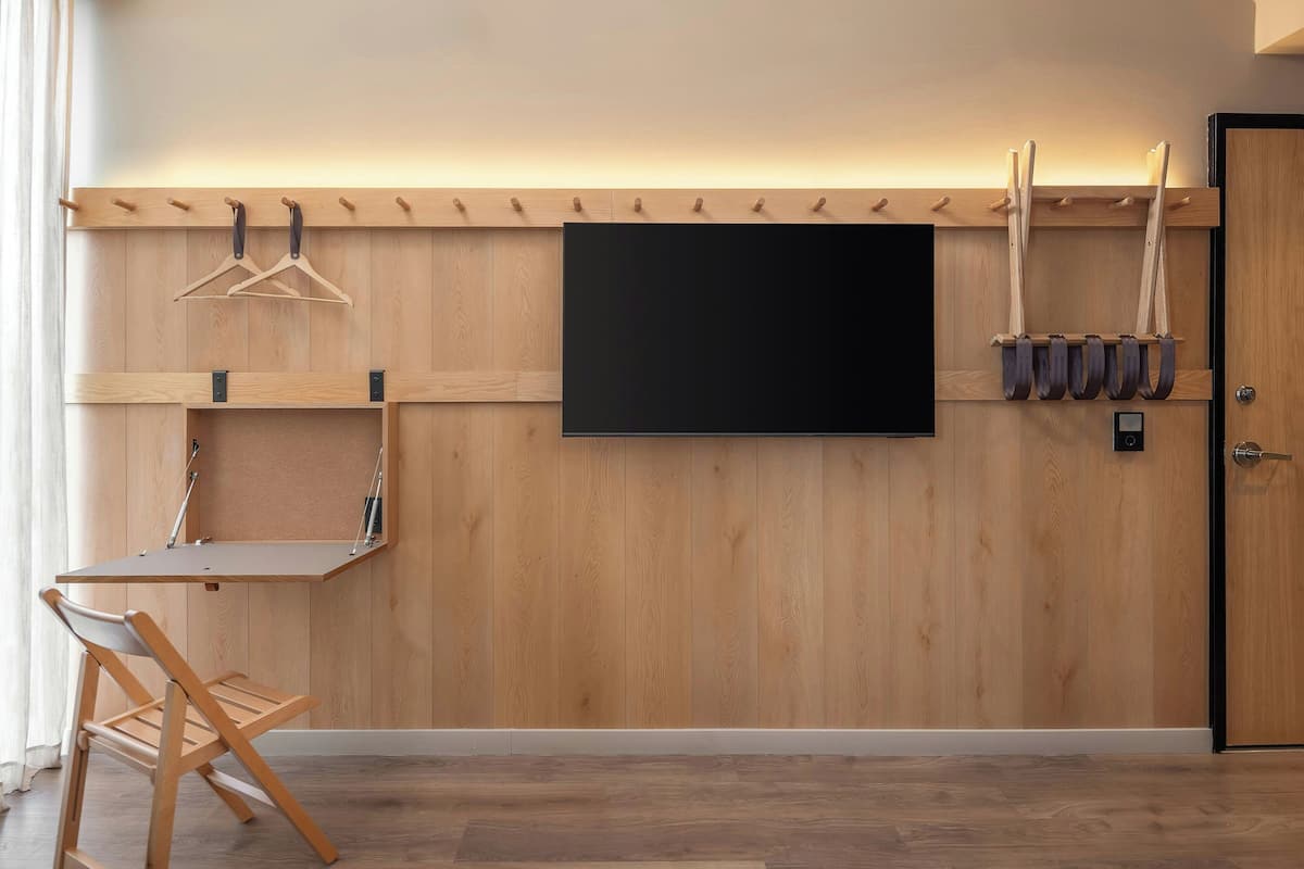 Room, 1 King Bed | In-room safe, individually decorated, individually furnished, desk