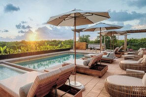 Outdoor pool, pool loungers - Moxy Tulum (Tulum)