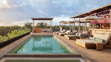 Piscina externa, espreguiçadeiras