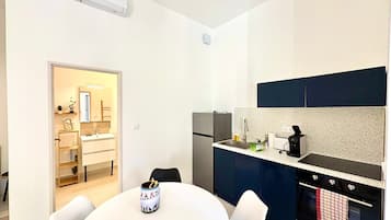 Fridge, oven, coffee/tea maker, toaster