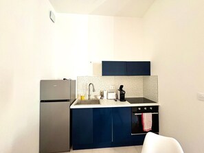 Refrigerador, horno, cafetera/tetera, tostadora