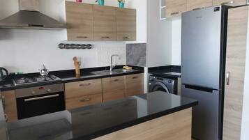 Een koelkast, een magnetron, een oven, een kookplaat