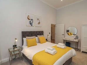 2 Schlafzimmer, individuell dekoriert, individuell eingerichtet