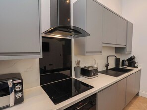 Dishwasher, cookware/dishes/utensils - The Salisbury Apartment 105 (Scarborough)