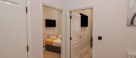 2 kamar tidur dan didekorasi berbeda-beda