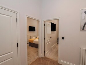 2 Schlafzimmer, individuell dekoriert, individuell eingerichtet