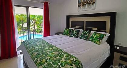 2-BD Unit with Pool, 2 Blocks from Beach
